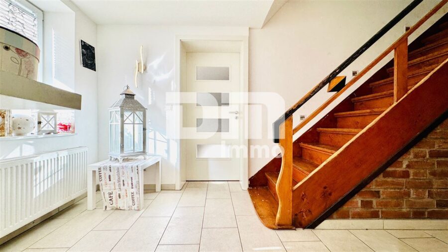 Vollständig kernsaniertes / neu erstelltes EFH in zentraler Lage mit 2 Garagen - EG Windfang / Flur / Diele